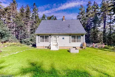 Image de Charming dog-friendly cottage near beach with firepit, patio, & W\/D