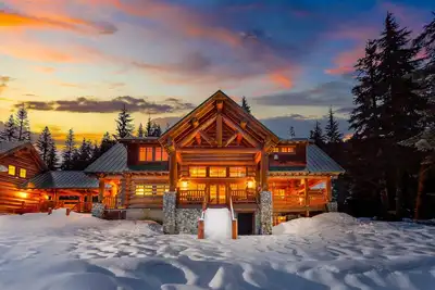 Image de Luxurious 6000-square-foot mountain estate on 10 acres with hot tub & firepit