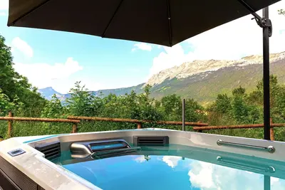 Image de Rez de jardin avec Jacuzzi et Vue Inoubliable