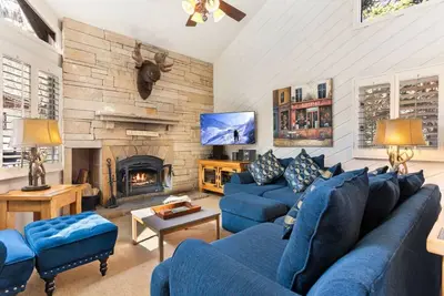 Image de Spacious East Vail Townhome - Wood Burning Fireplace and Private Hot Tub!