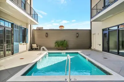 Image de St Charles Ave Condo | Streetcars, Parking, Pool!