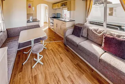 Image de Comfortable and spacious 10ft-wide caravan with one double and one twin.