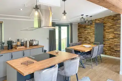 Image de A luxury three-bedroom lodge with a modern central lounge layout, perfect for families and couples.