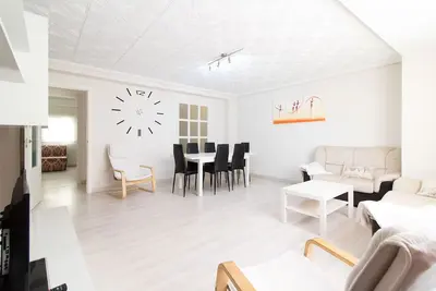 Image de Global Properties: 4-bedroom apartment 100 m from the beach