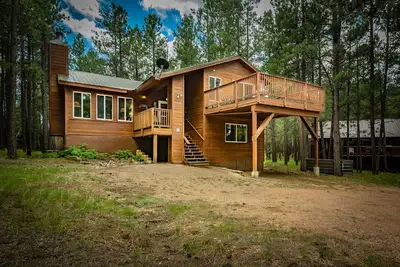 Image de Pet-friendly cabin in the pines | Decks w/grill | <10 to resort