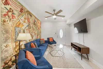 Image de Glistening New Superdome Group Home w/10 Beds, Parking, Patio, Grill and 5 Bath
