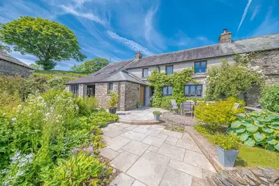 Image de 18th Century Farmhouse Recently Renovated Into a Rural Luxury Home