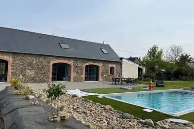 Longère en pierre avec piscine chauffée