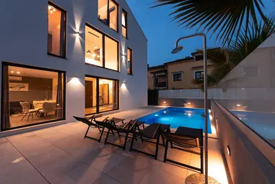 Charming Villa Magnifica with private pool for Families — 5 min from the beach!