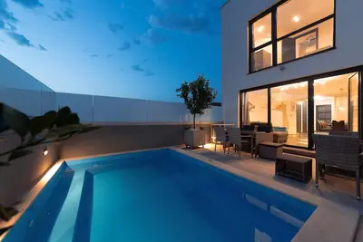 Villa Ampla with heated wellness pool – 5 min from Sea and Poreč
