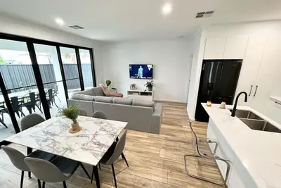 Image de Modern House Easy to Maintain Close to Train Station, Westfield, Cafes and Beach