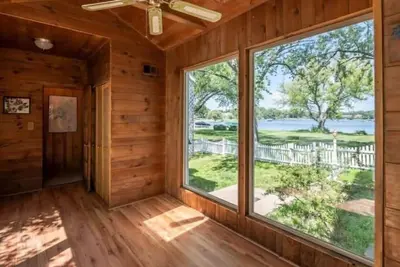 Image de Lake Front 2. 20 acre estate Private boat launch with pier