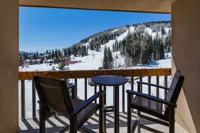 Image de Updated Ski in/Ski Out Condo - Corner Unit - Two Decks - Awesome Slope Views