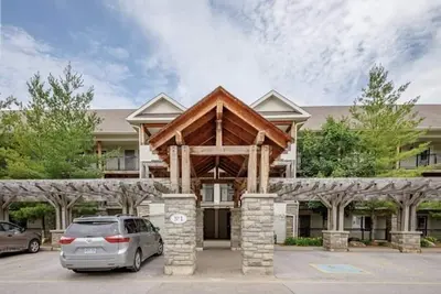 Image de Easy living condo in Collingwood, heated all season salt water pool!