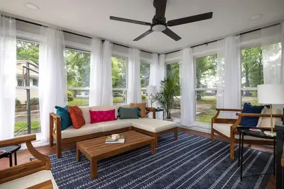 Image de Spacious, Sunlit Retreat w\/ Huge Yard