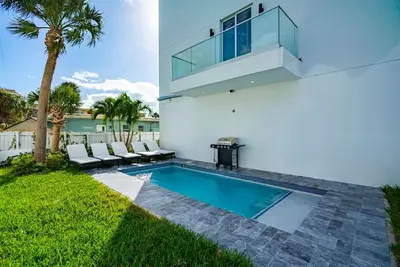 Image de Beachfront Paradise: Townhome w/ Pool and Rooftop