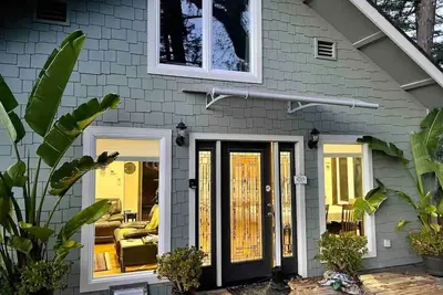 Image de Avenue of the Giants River View Home (#1)