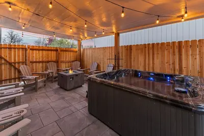 Image de Sauna, Hot Tub, Family Friendly & Game Room!