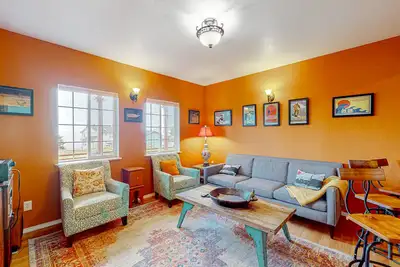 Image de Inviting, dog-friendly home with private hot tub, ocean view, firepit & deck