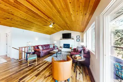 Image de Waterfront home on Spokane River with dock, decks & 2 complete living spaces