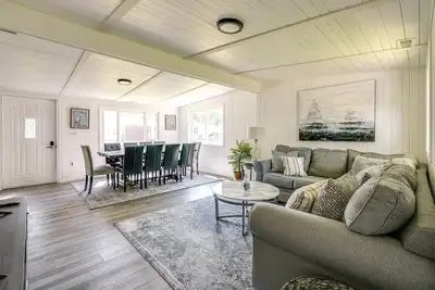 Image de 4 Bedroom/2 bath Cozy Lake Milton Getaway with dock. 300 yards to the water!