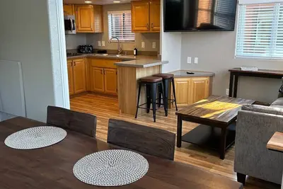 Image de Private Cabin 21 with Jacuzzi and Spacious Deck with View and Outdoor Seating (Private Beach Owned by White Rock Resort)