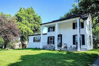 Image de Beautiful and Spacious 1908 Modern Farmhouse