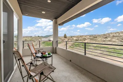 Image de A Lazy Peaceful Retreat with Hills and Bike Park View