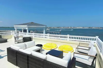 Image de Icon Playce: Beachfront with 360 rooftop