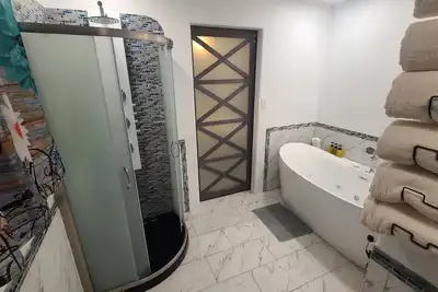 Image de Spacious House w\/ Jacuzzi Tub