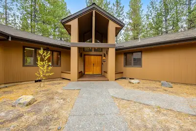 Image de Tree-lined home with private hot tub, 7 pools, 14 tennis courts, golf, gym, Ac