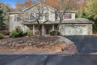Image de 5 Br. 3 Bath Hillside Hideaway with Hot Tub in Lake Harmony, Laurel Woods Ii