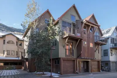 Image de Newly Remodeled Bright & Sunny 3-Bdrm Townhome, Steps to skiing, hiking, downtown