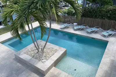 Image de Venetian Shores 20k boat lift 28 day Minimum, . . August Cancellation now open. . . .