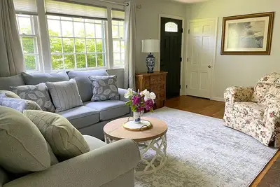 Image de Bright and Stylish  house with new central A/C, appliances and Ev charger