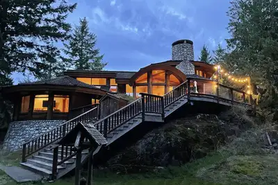 Image de Island log home with expansive forest, lake and mountain views