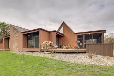 Image de Spacious Plymouth Hideaway on Acreage w/ Lake!
