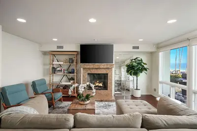 Image de This house is a 3 bedroom(s), 2. 5 bathrooms, located in Newport Beach, Ca.