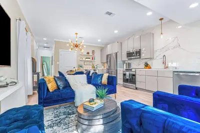 Image de The Sapphire Downtown, Pensacola's Hidden Gem. Two bedroom historic cottage