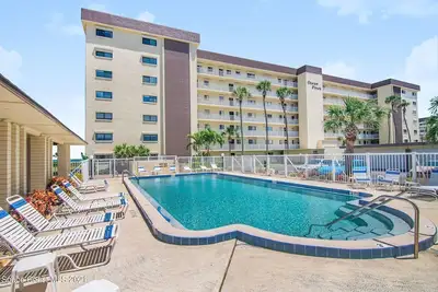 Image de Oceanfront - Huge balcony - Private Beach Access!