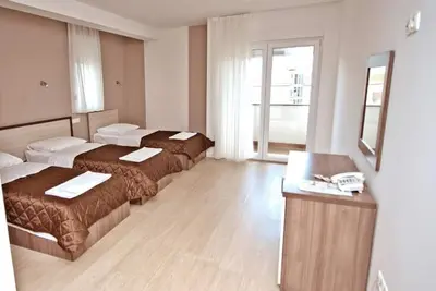 Image de Hotel Lux - Triple Room with Balcony 3