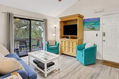 Image de Sunny condo near the beach with balcony, pool, tennis & playground