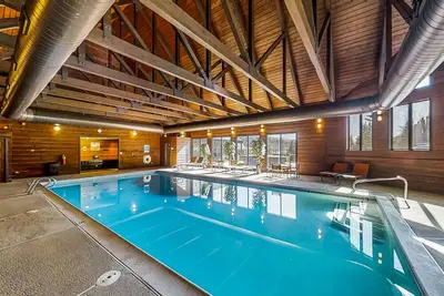 Image de Mountain condo with pool, hot tub, sauna, gym, tennis, fireplace, & deck