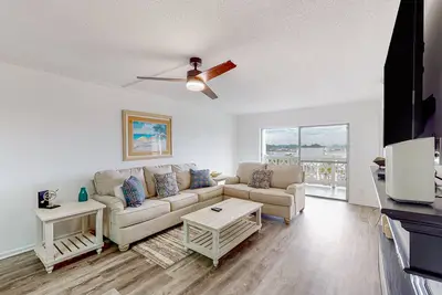 Image de Beachfront condo with two pools, sauna, & tennis court access - scenic balcony