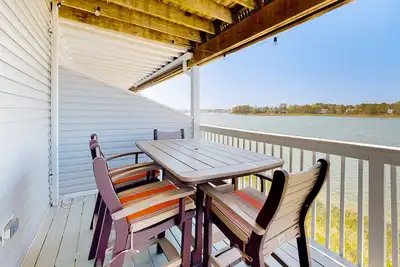 Image de Bethany Marina bayfront condo with pool, 4 bikes, fireplace, water views