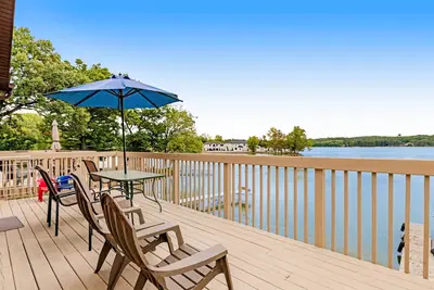 Image de Lakefront dog-friendly condo near skiing with private beach access, views & dock