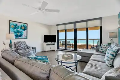 Image de Vibrant, ocean-view condo with hot tub, tennis court, pool, W/D, balcony & grill
