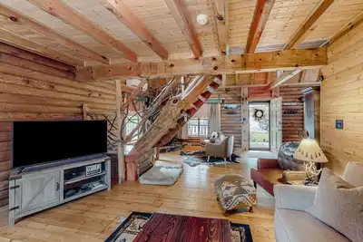 Image de Rustic retreat with mountain views, hot tub, grill, fireplace, central Ac, & W\/D
