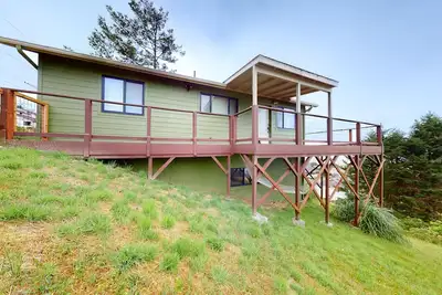 Image de Quiet home overlooking the ocean with large deck, hammock, & sunset views