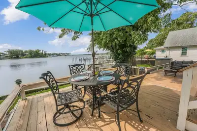 Image de Picture Perfect Waterfront in town Sleeps 6 Expansive Outdoor dining area